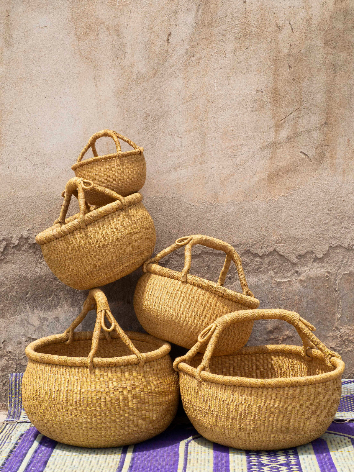 Eco-friendly straw storage basket, ideal for organizing spaces with a rustic touch.